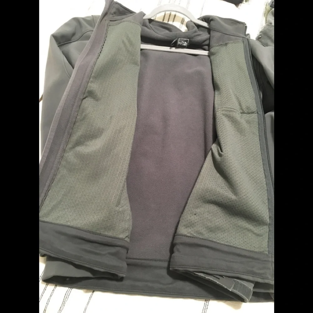 25. North Face Men’s Apex Bionic Doft Shell Jacket L